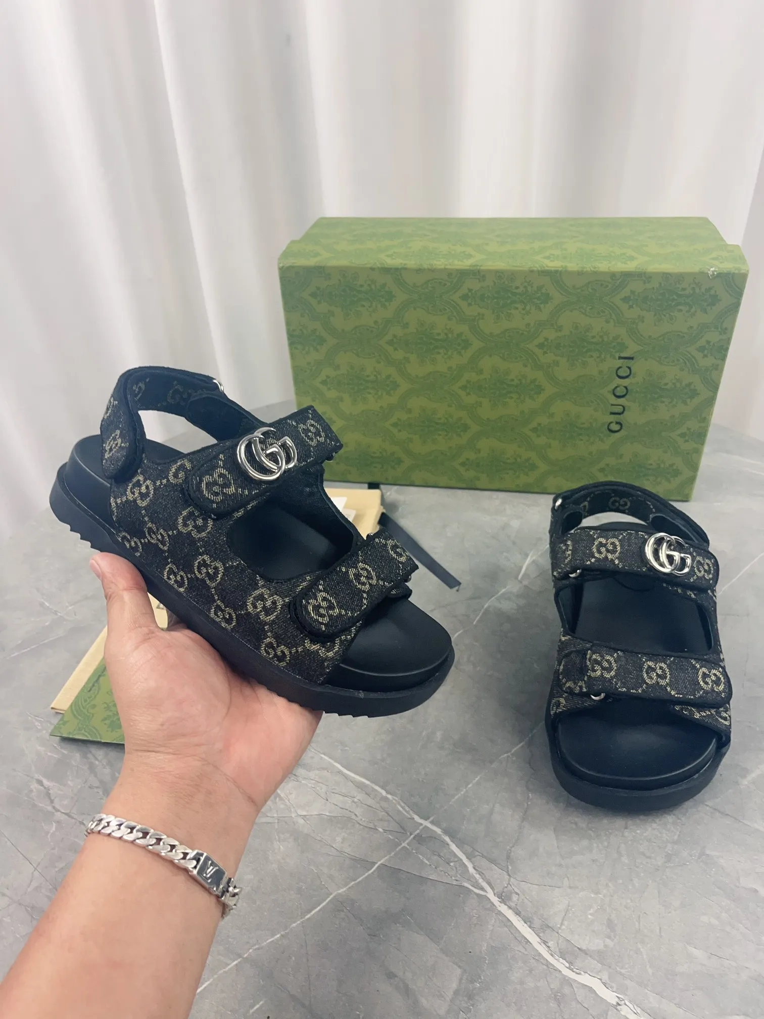👟👟Ex-factory price 520👟👟 2024 Gucci presbyopic fabric sandals, Gucci special presbyopic canvas fabric with double G metal buckle, fabric: double G presbyopic/imported cowhide, lining: cow lining, outsole: rubber outsole, size: 35-42